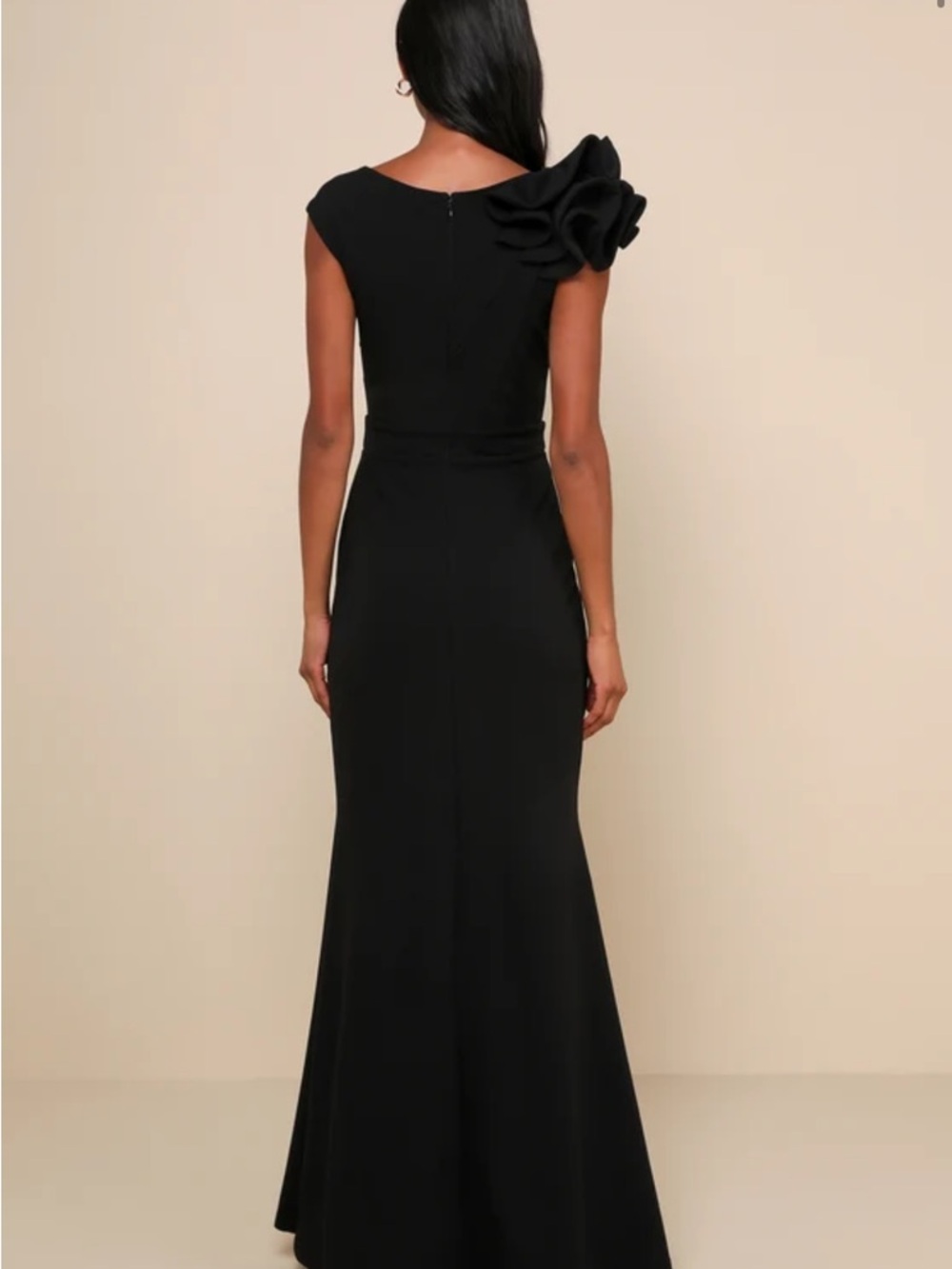 Elegant Black One-Shoulder Evening Gown with Floral Detail - Picture 2 of 4